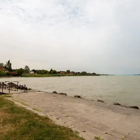 Kertkapcsolatos Nyaralo Viztol 80 Meterre Siofok