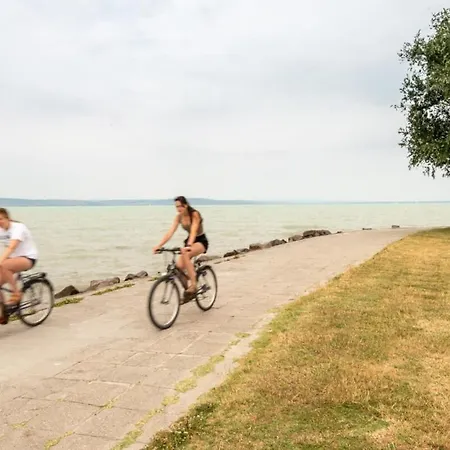 Kertkapcsolatos Nyaralo Viztol 80 Meterre *