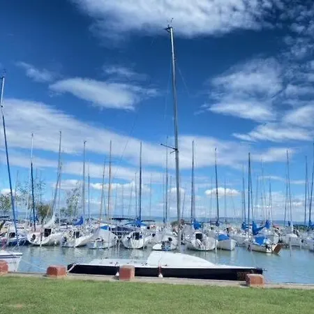 Kertkapcsolatos Nyaralo Viztol 80 Meterre Apartment Siófok