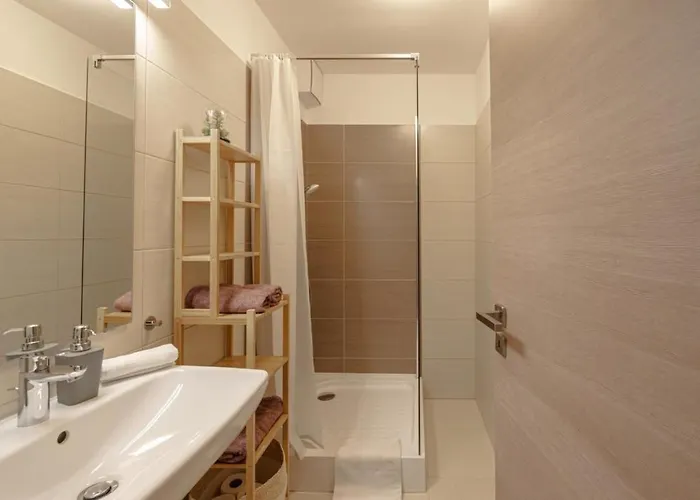 Kertkapcsolatos Nyaralo Viztol 80 Meterre * שיופוק