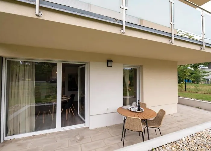 Kertkapcsolatos Nyaralo Viztol 80 Meterre * שיופוק