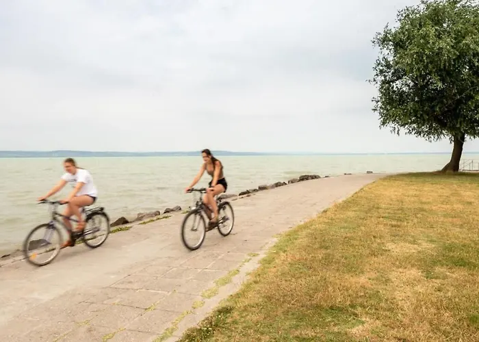 Kertkapcsolatos Nyaralo Viztol 80 Meterre *